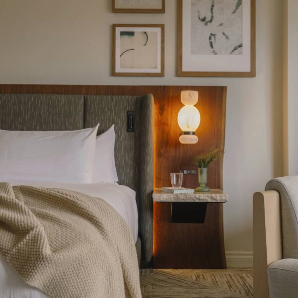 en:: A tranquil Luxury peak view room at Rimrock Banff featuring soft lighting, natural wood accents, and an inviting atmosphere inspired by the mountains. | fr:: Une chambre Luxury Peak View paisible au Rimrock Banff avec ses lumières tamisées, ses touches de bois naturel et son atmosphère chaleureuse inspirée des montagnes. | es:: Una tranquila habitación Luxury Peak View en Rimrock Banff con iluminación tenue, detalles en madera natural y un ambiente acogedor inspirado en las montañas. |