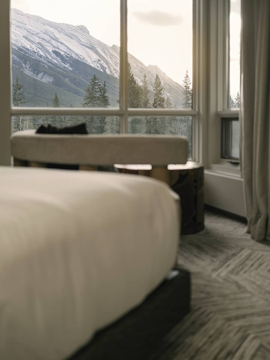Vista desde un dormitorio en Rimrock Banff, Emblems Collection en la que se aprecia Mount Rundle y la belleza del Parque Nacional Banff.