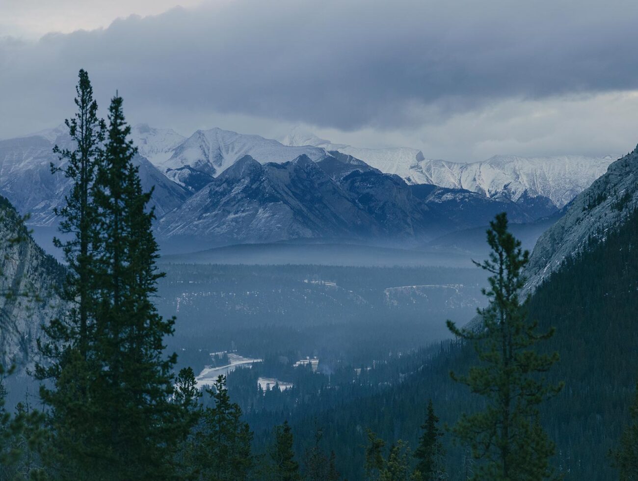 Vue sur la montagne depuis la fenêtre d’une chambre au Rimrock Banff, Emblems Collection, surplombant le parc national Banff et la vallée Bow en contrebas.