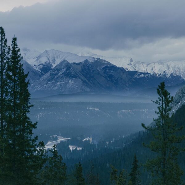 en:: Mountain view from a guest room window at Rimrock Banff, Emblems Collection overlooking Banff National Park and the Bow Valley below. | fr:: Vue sur la montagne depuis la fenêtre d’une chambre au Rimrock Banff, Emblems Collection, surplombant le parc national Banff et la vallée Bow en contrebas. | es:: Vista a la montaña desde una ventana de la habitación en Rimrock Banff, Emblems Collection con vista al Parque Nacional Banff y a Bow Valley.