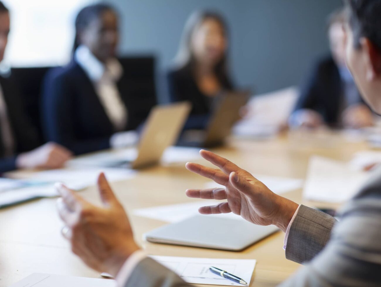 Huéspedes participando en una presentación enfocada dentro del espacio de reuniones Alpenglow en Rimrock Banff.