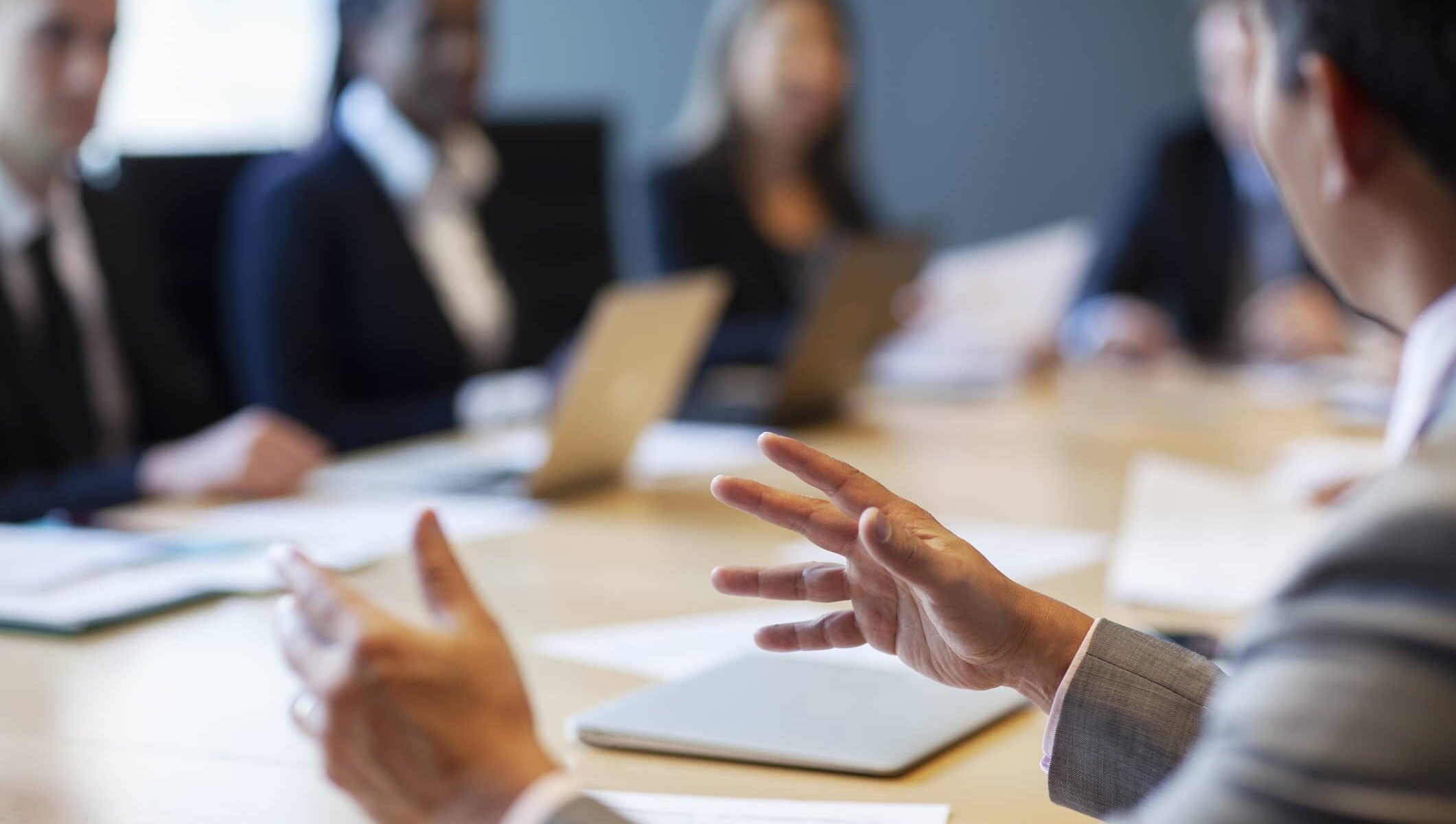 Huéspedes participando en una presentación enfocada dentro del espacio de reuniones Alpenglow en Rimrock Banff.