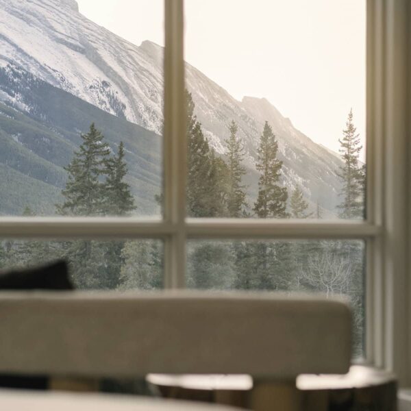 en:: Bedroom view at Rimrock Banff, Emblems Collection showcasing Mount Rundle and the beauty of Banff National Park. | fr:: Vue de la chambre au Rimrock Banff, Emblems Collection face au mont Rundle et à la splendeur du parc national Banff. | es:: Vista desde un dormitorio en Rimrock Banff, Emblems Collection en la que se aprecia Mount Rundle y la belleza del Parque Nacional Banff. |